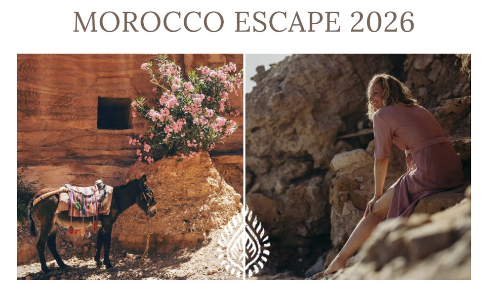 Morocco Escape 2026 Marokkói táj: díszes takaróval felszerszámozott szamár virágzó oleander mellett, és a vörös sziklákon pihenő résztvevő